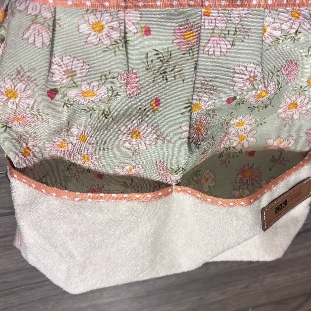 Floral Kitchen Apron
Cottagecore Vintage Style With Pockets
Kitchen Bae - Picture 8 of 10